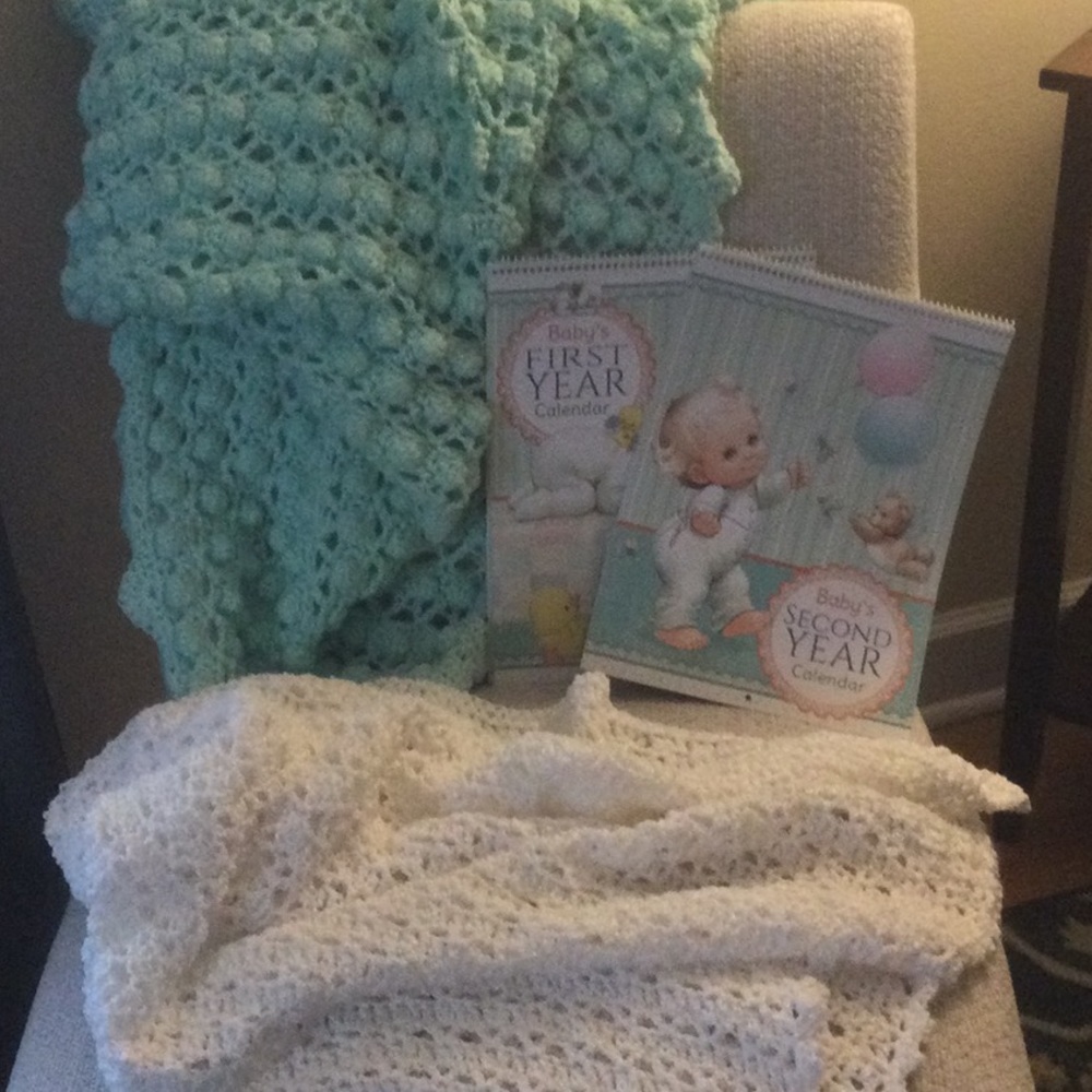 Set 2 baby afghans with 2 milestone calendars.